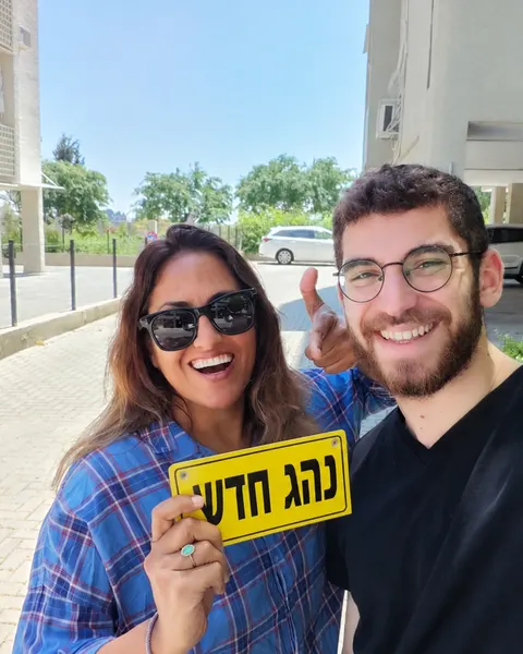 רוז עם תלמיד/ה ושלט נהג/ת חדש/ה