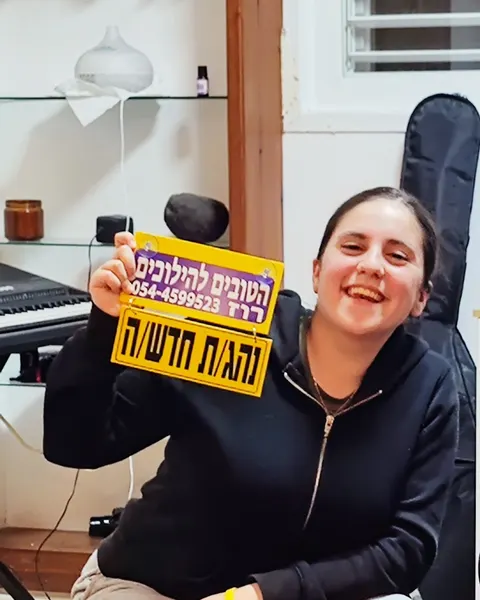 רוז עם תלמיד/ה ושלט נהג/ת חדש/ה