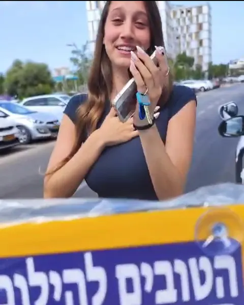 רוז עם תלמיד/ה ושלט נהג/ת חדש/ה