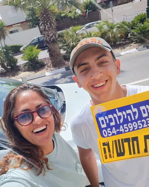 רוז עם תלמיד/ה ושלט נהג/ת חדש/ה