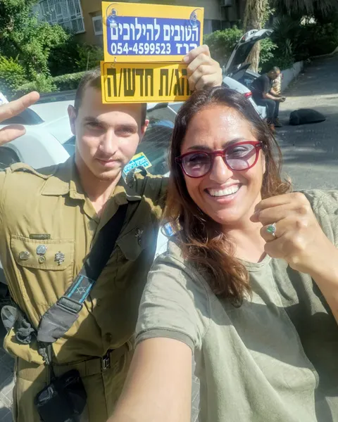 רוז עם תלמיד/ה ושלט נהג/ת חדש/ה
