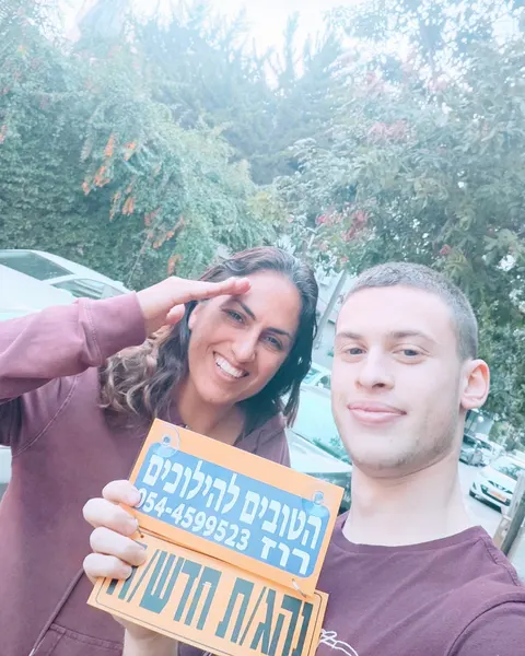 רוז עם תלמיד/ה ושלט נהג/ת חדש/ה