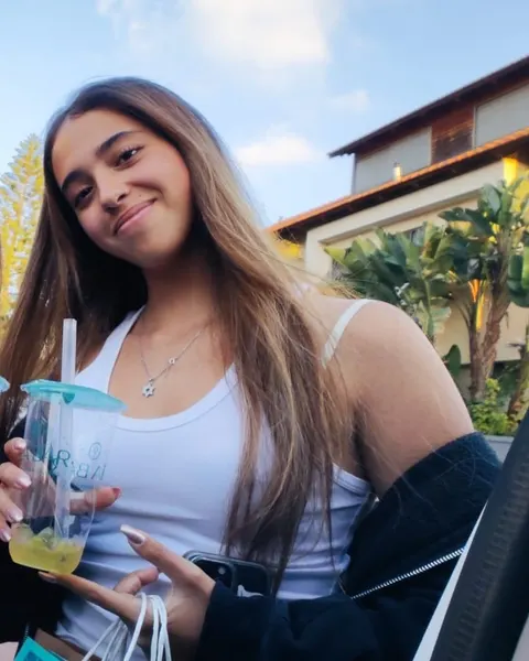 רוז עם תלמיד/ה ושלט נהג/ת חדש/ה