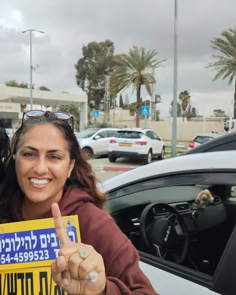 רוז עם תלמיד/ה ושלט נהג/ת חדש/ה