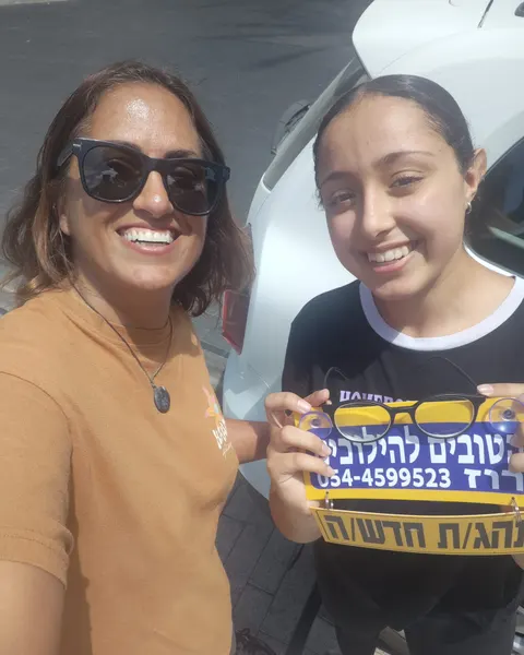רוז עם תלמיד/ה ושלט נהג/ת חדש/ה