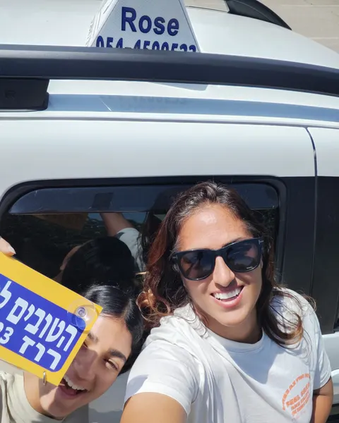 רוז עם תלמיד/ה ושלט נהג/ת חדש/ה