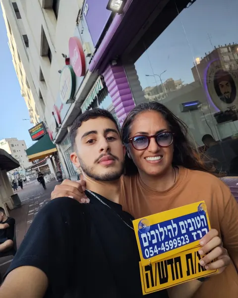 רוז עם תלמיד/ה ושלט נהג/ת חדש/ה