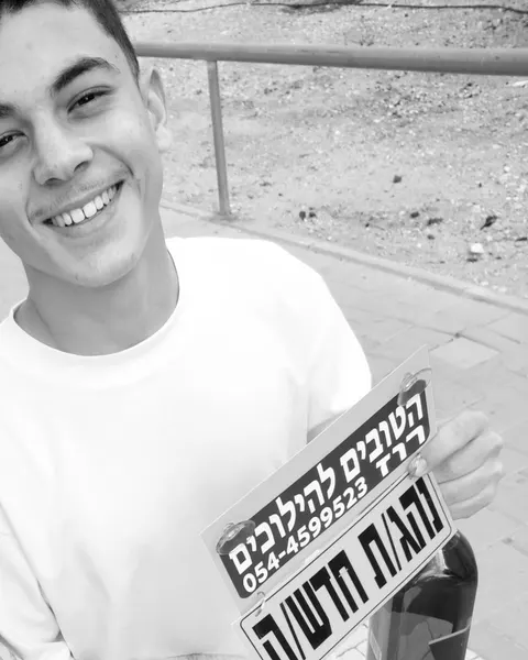 רוז עם תלמיד/ה ושלט נהג/ת חדש/ה
