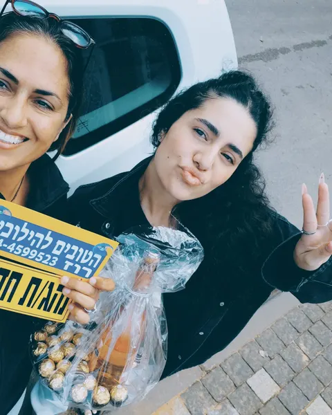 רוז עם תלמיד/ה ושלט נהג/ת חדש/ה