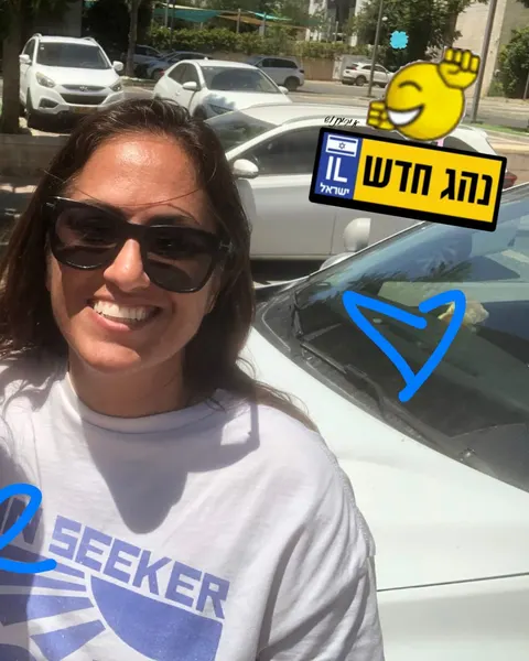 רוז עם תלמיד/ה ושלט נהג/ת חדש/ה