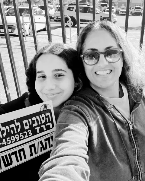 רוז עם תלמיד/ה ושלט נהג/ת חדש/ה