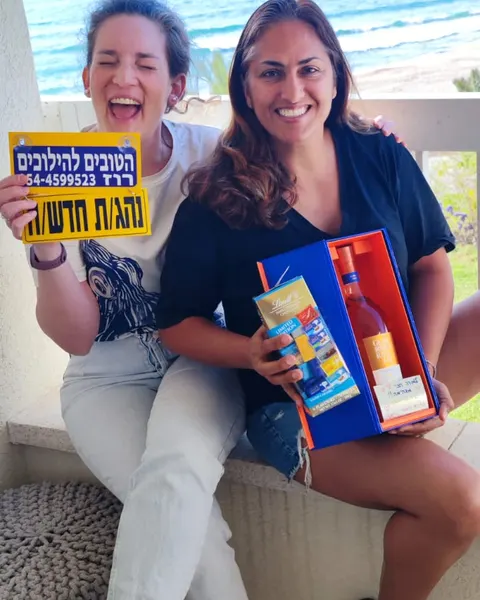 רוז עם תלמיד/ה ושלט נהג/ת חדש/ה