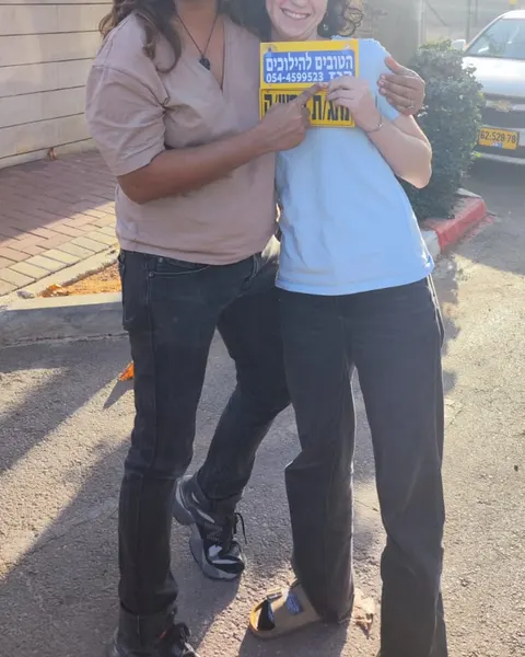 רוז עם תלמיד/ה ושלט נהג/ת חדש/ה